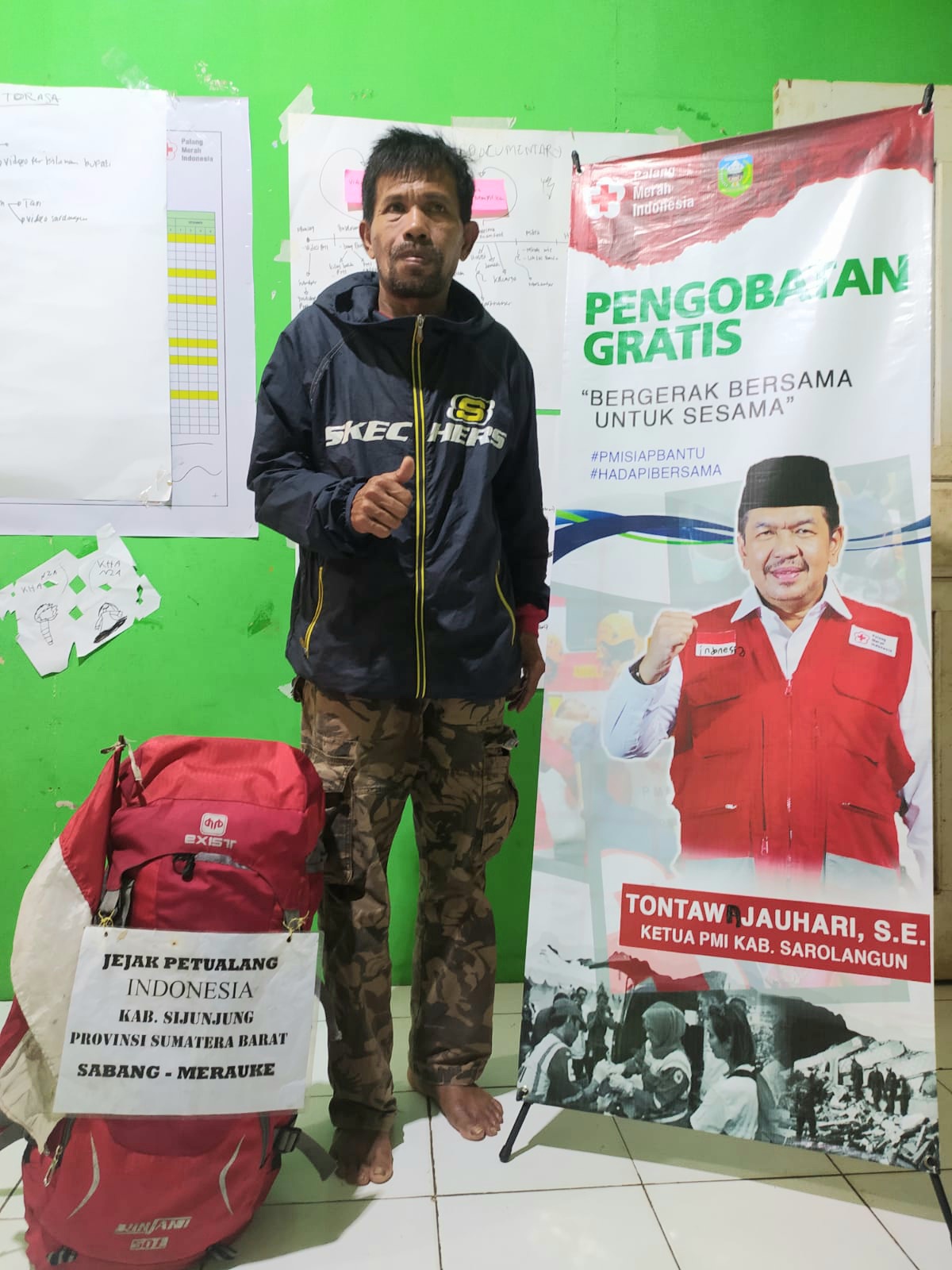 Syafrizal (51), pria yang bertekad jalan kaki keliling Indonesia ketika singgah di Markas PMI Sarolangun